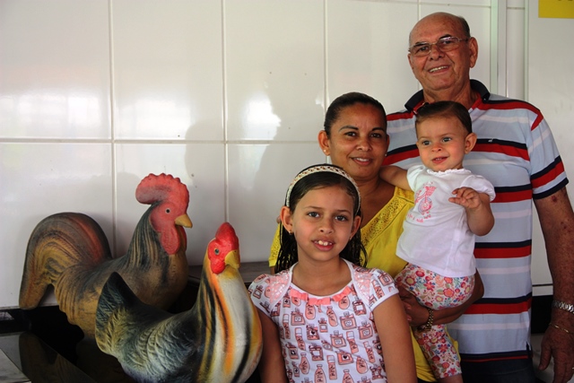  Sucesso: Antônia e Lenivaldo com as filhas no restaurante O Costelão