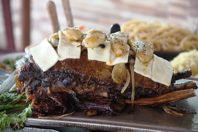 Porção família: costela de três ripas recheada com linguiça, queijo e cenoura. A iguaria vem coberta pelo queijo coalho