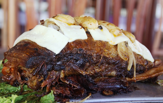 Família: costela de três ripas recheada com linguiça, queijo e cenoura. A iguaria vem coberta pelo queijo coalho.