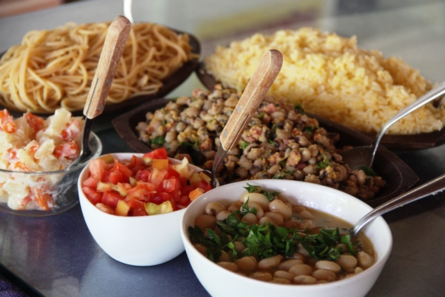 Para acompanhar a costela: fava, feijão tropeiro vinagrete, maionese e arroz