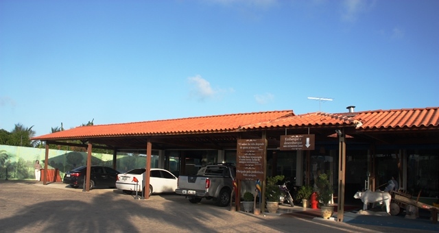 Detalhe da fachada da churrascaria O Costelão em Barra Nova