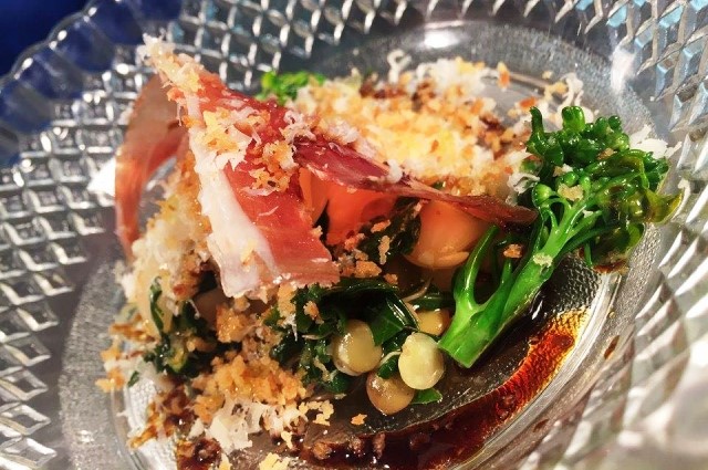 Presunto Yaguara com mix de fava verde, broto de ervilha com creme de parmesão