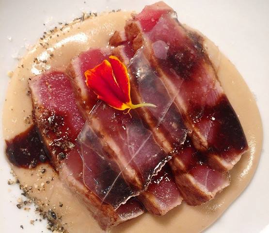 Lâminas de atum seladas com purê de caju passa e presunto 