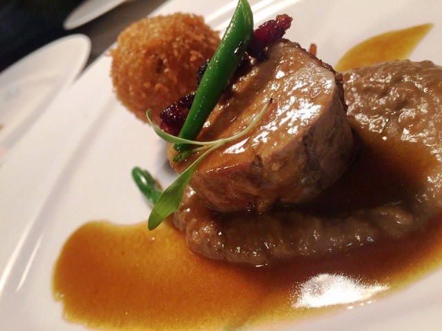Carne de porco curada com purê de berinjela com missô e bolinho de macaxeira com bacon