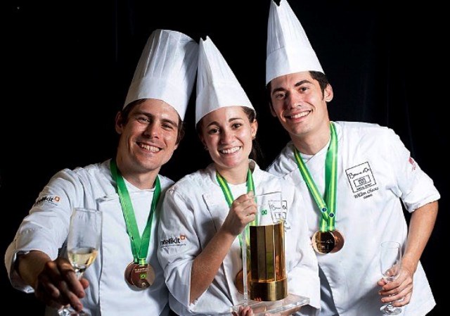 Giovanna e o merecido troféu. Próxima etapa será em México, e todos na torcida agora pelo Brasil
