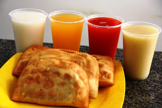 Maravilha: os pasteis do Chico e os deliciosos sucos de fruta