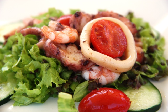 Para começar uma salada de frutos do mar, simples e saborosa