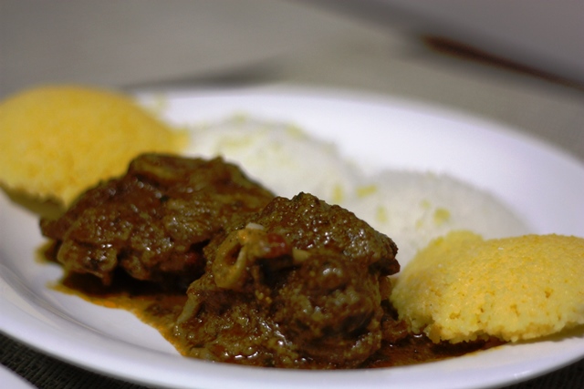 carneirinho bom e macio com cuscuz de arroz e de milho