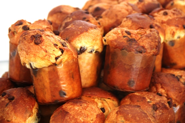 Panetones saindo quentinho do forno