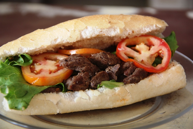 Sanduíche com filé no pão francês