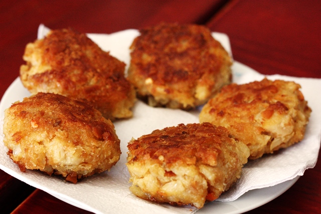Bolinho de bacalhau com a farofa da bolacha cream crack