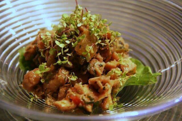 O peixe pirarucu com farofa de castanhas 