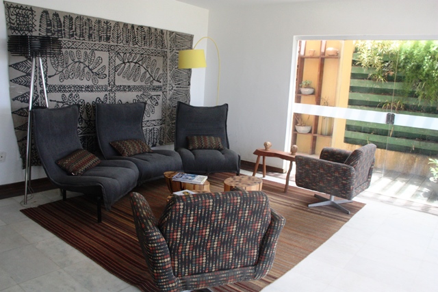 Detalhe da pousada com tela do artista e arquiteto Beto Normande