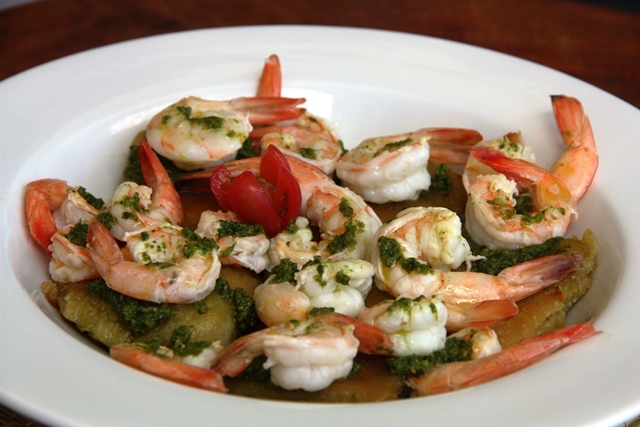 Camarões com raviolli de batata doce e molho pesto