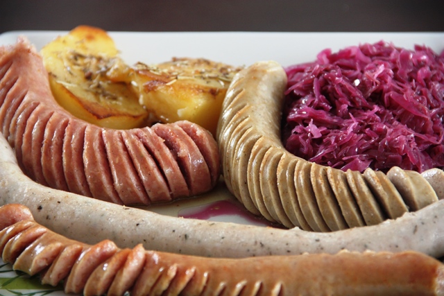 quadra de salsichas. Elas são interessantes: schüblig, de sabor mais defumado; Frankfurter, que é mista (suína e boi) e não apimentada; rheinische, cozida e sem defumação; e Kalbsbratwurst, de vitela é só cozida. O legal é a diversidade de temperos. Para acompanhar, batatas com alecrim e chucrute (mais que perfeito). A costelinha de porco defumada com chut
