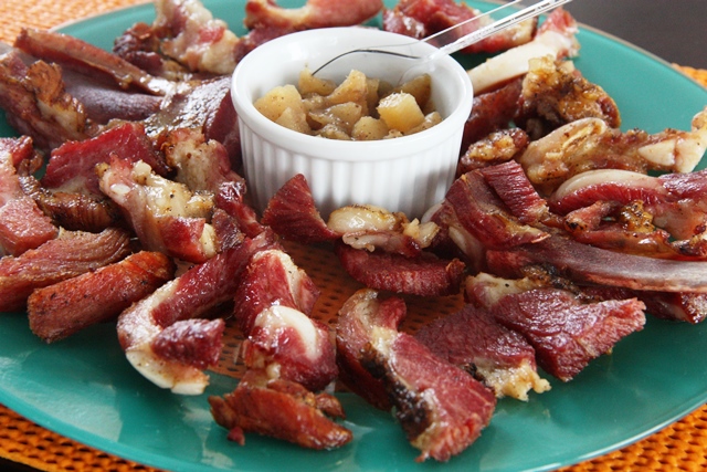 Imperdível: costelinha suína, bem fininha e com molho de maça