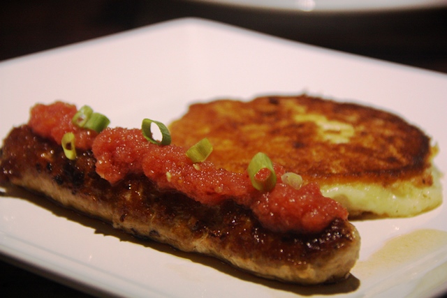 Linguiça caseira no molho de tomate com tortinha de macaxeira