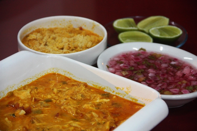 Jacaré ensopado com farofa e molho de pimenta, tradição de bem receber