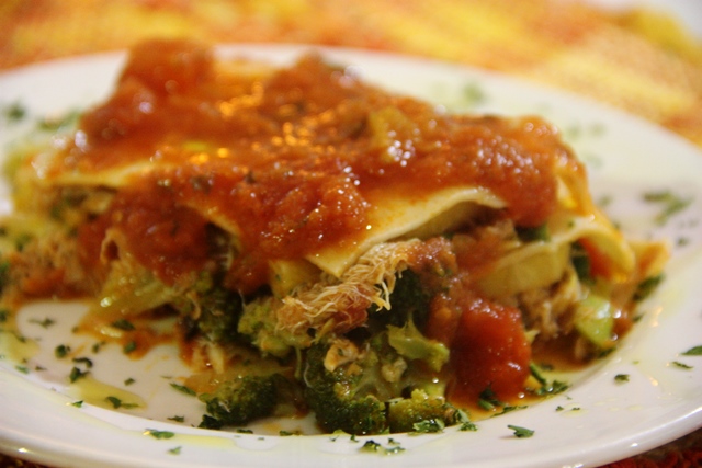 SANTOREGANO: Lasanha de Siri e Banana da Terra Filé de siri temperado a moda italiana, enformado em massa larga, com camada de banana da terra e brócolis.