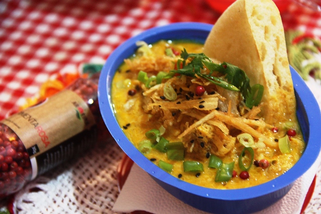 ARRÍ CHOPPERIA: Siri no Coco de Roda Filé de siri cozido no coco, servido com crocante de macaxeira e sementes de aroeira