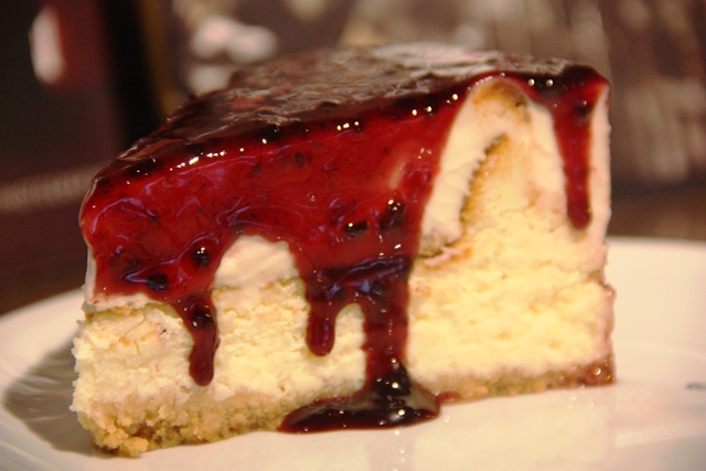 torta de cheesecake (bolo de queijo), geladinha, branda, e uma massinha de biscoito que desmancha no céu da boca