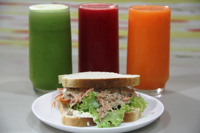 Sanduíche gelado de atum e os sucos