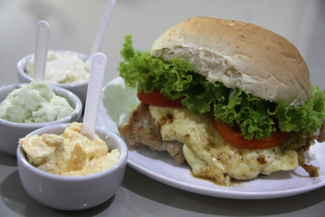 Pão integral, filé de frango, queijo coalho, salada e as maioneses caseiras