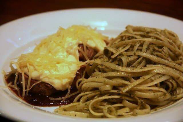 Filé Primadonna (queijo) com linguine ao molho de pesto