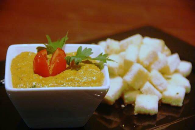 Creme de siri com torradas quadradras