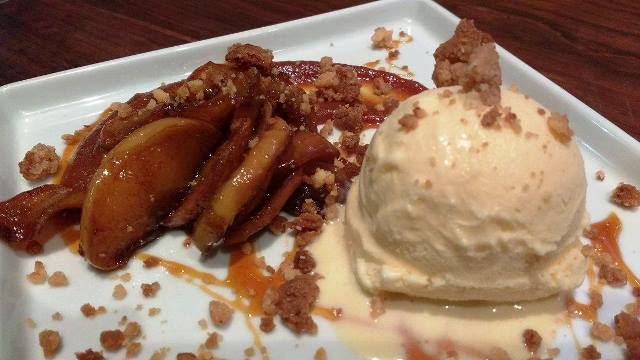 Maçã, doce de leite e sorvete de creme