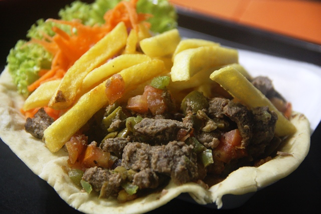  “Shawarma”, sanduiche no pão árabe com cubos de carne, batata frita e salada.