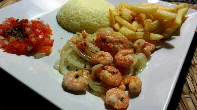 Jantar com camarões grelhados, simples, leve e saboroso