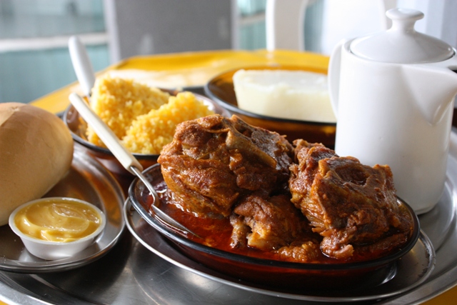 Café da manhã do Mercado do Jaraguá, outra gostosura da culinária nordestina. A partir de R$ 12,00 