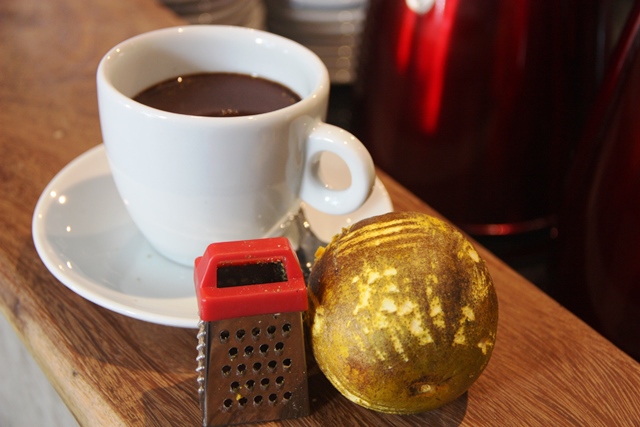 Chocolate quente com raspas de limão
