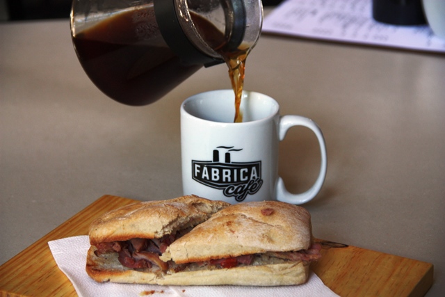 Café com sanduíche de pernil