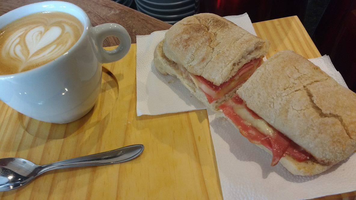 Cappuccino segue a tradição italiana e para escoltar sanduba de mortadela e queijo no pão ciabatta