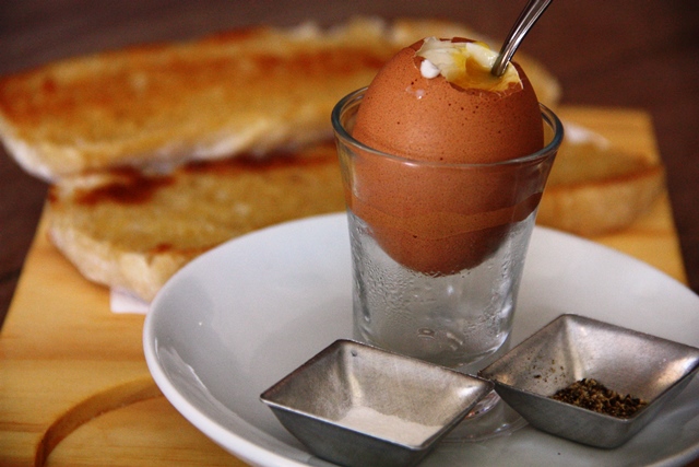 Ovo super chique com pão na chapa