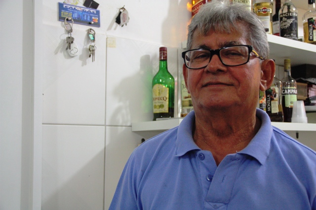 Seu Ferreira durante 18 faz questão de fazer churrasco de segunda a sábado