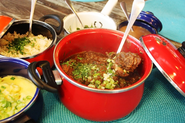 No Divina Gula em vez de galinha é frango ao molho pardo. Para acompanhar angu, couve e caldinho de feijão