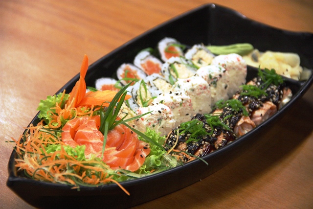 Sushi do Palato do Café vem no barquinho. Já no balcão é em bandejas de plástico, mas tem o mesmo sabor e preço mais em conta