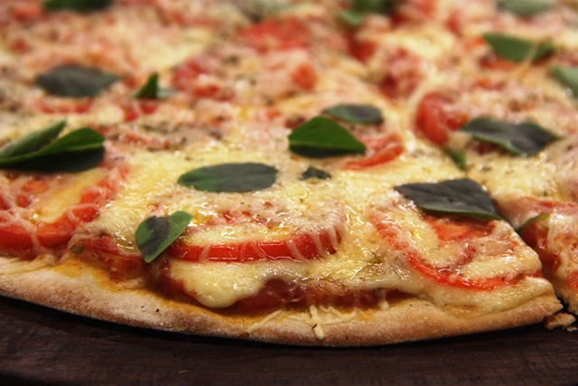 Pizza de margarita, massa leve, manjericão e queijo