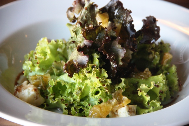 Salada agridoce com queijo e