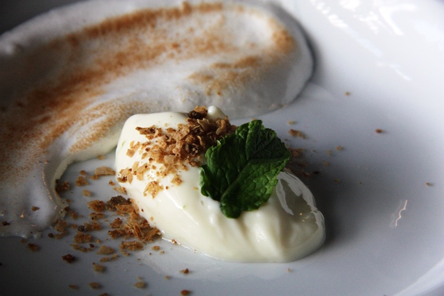 Mousse de limão com farofa e especiarias