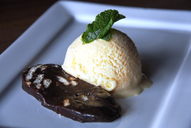 Palha italiana com sorvete de creme