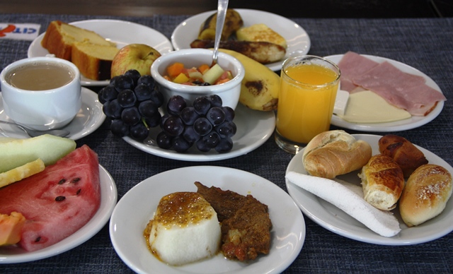 Detalhe de alguns itens do café da manhã