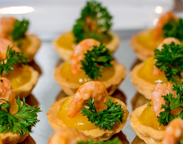 Criação do Chef Thiago Falcão: Tortinha com Chutney de Manga e Camarões flambados na cachaça