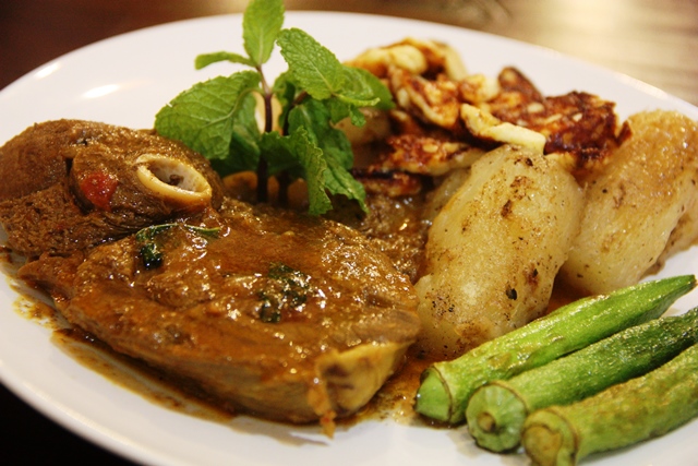 Pernil de carneiro guisado com macaxeira, ótima pedida para o jantar