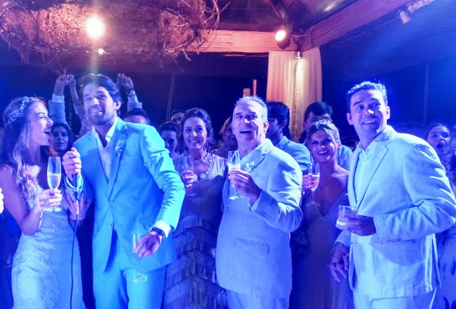 Brinde de felicidades no casamento de Maurício e Romana