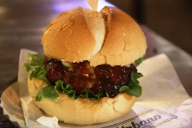 Aprovado hambúrguer de linguiça toscana no pão Francês com ketchup de cerveja preta do food truck Urbano