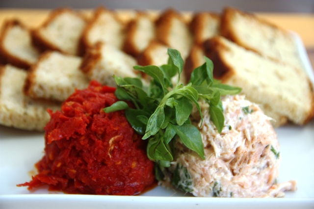 Patês de tomate seco e salmão com pães de ervas
